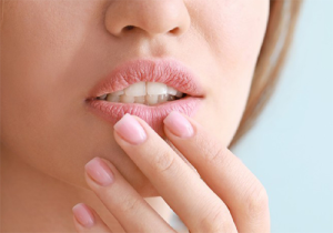 పెదవులు పగులుతున్నాయా..ఈ విటమిన్ లోపమే కారణం!